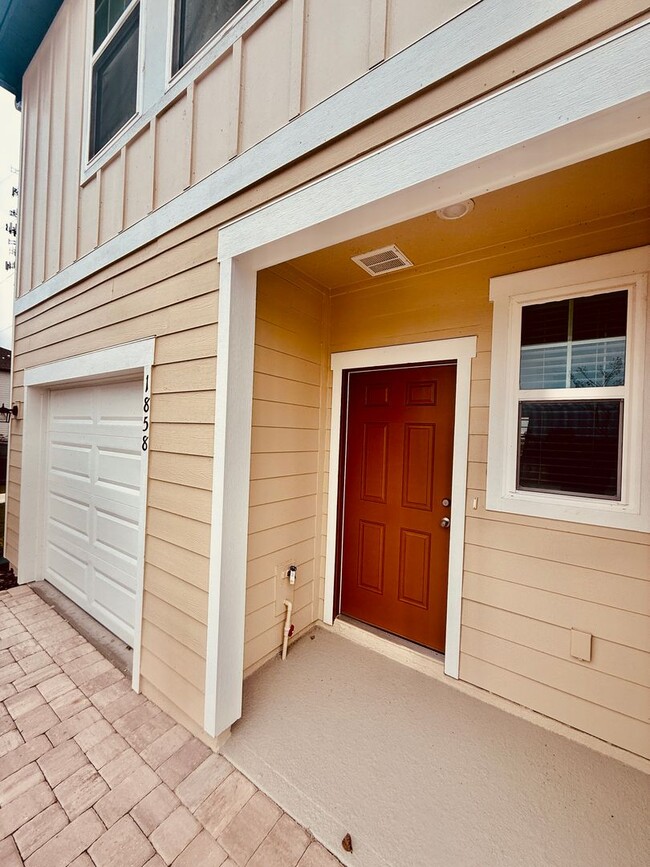 Building Photo - 3 Bed, 2.5 Bath, Corner Unit Townhome