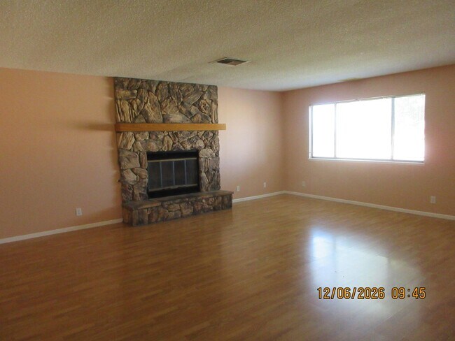 Foto del edificio - Beautiful and Spacious 4bd 2ba