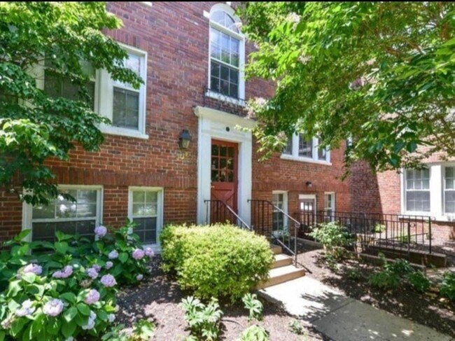 Building Photo - 1728 N Rhodes St