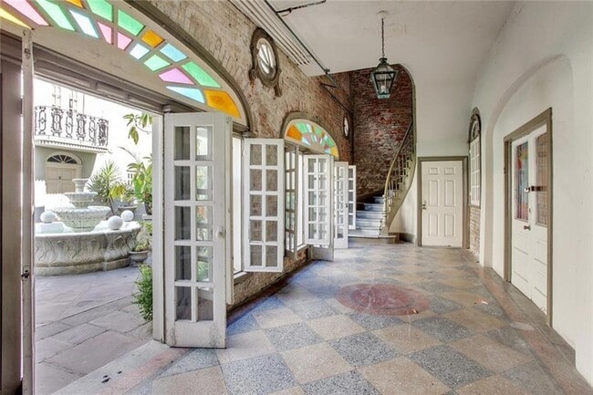 Building Photo - 521 Dumaine St