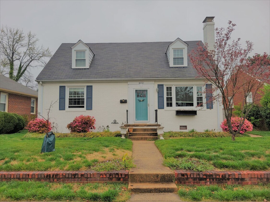 Foto principal - Remodeled 4 bedroom 2 full brick bath cape...