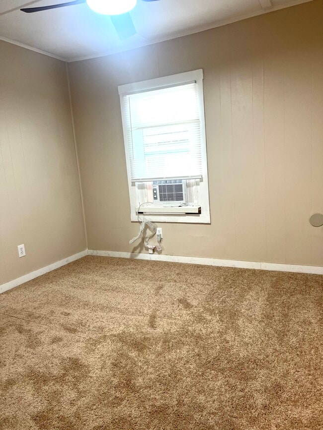 Building Photo - 606 W 4th Ave