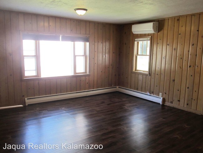Building Photo - 1625 S Crooked Lake Dr