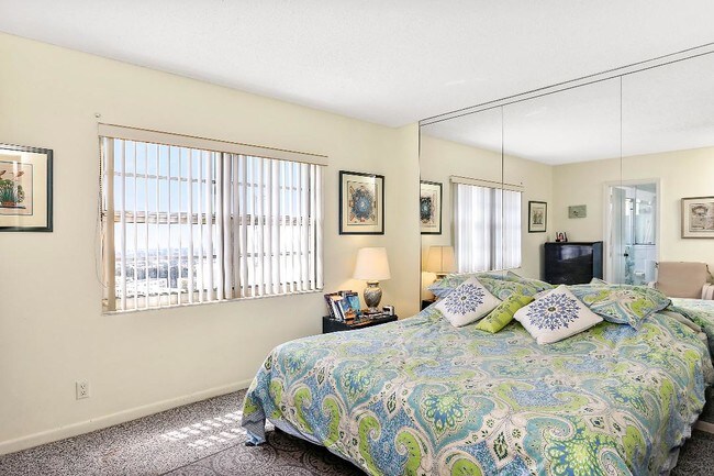 Dormitorio principal con vista al mar desde la ventana. - 1500 S Ocean Blvd