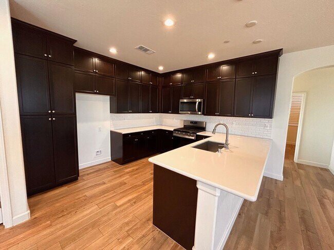 Foto del edificio - Beautiful home for rent in gated community in Visalia