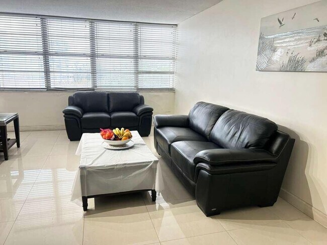 Building Photo - 1351 NE Miami Gardens Dr