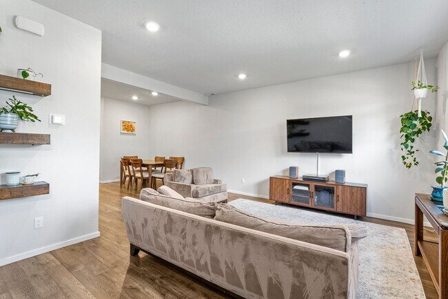 Building Photo - 3BD 2.5BA + Townhouse w/2-Car Garage + AC