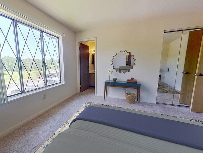 Bedroom with Attached Bathroom - Stonehenge Gates