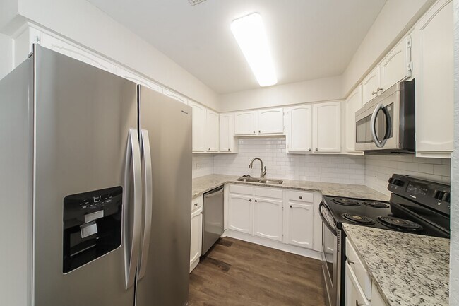 Foto del edificio - 6709 S Creek Drive