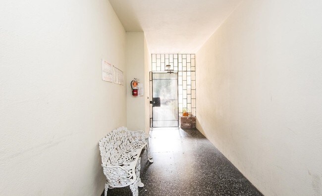 Otro - 1770 N Point St