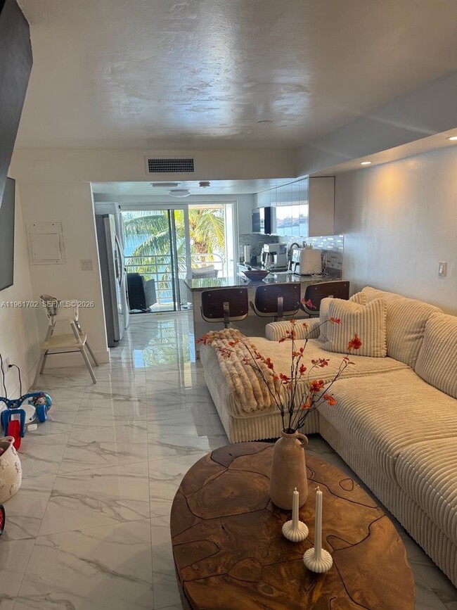 Building Photo - 2758 W 60th St