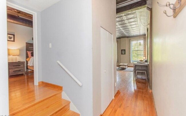 Building Photo - 408 W Saint Clair Ave