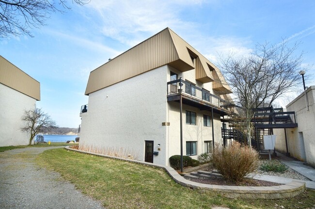 Building Photo - 404 Bay Village Dr