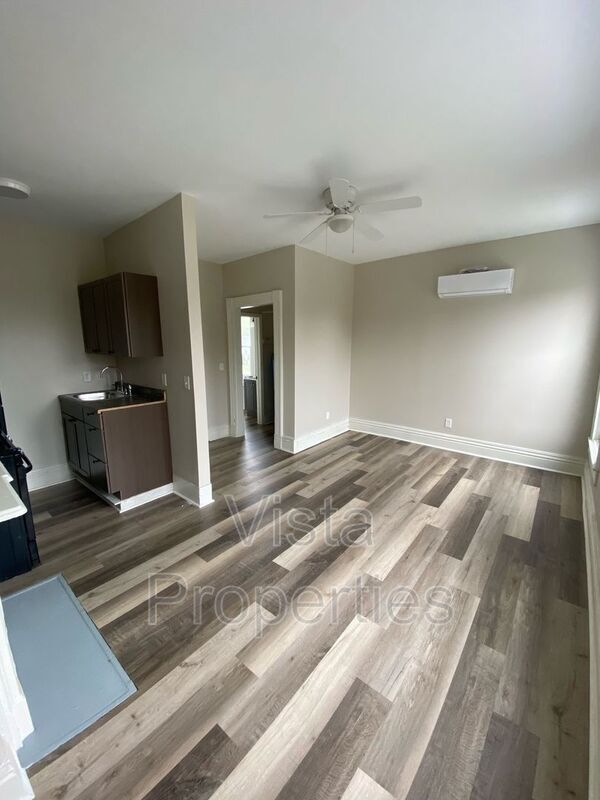 Foto del edificio - 2405 W Broadway