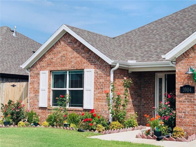 Building Photo - 3904 SW Mistletoe Ave