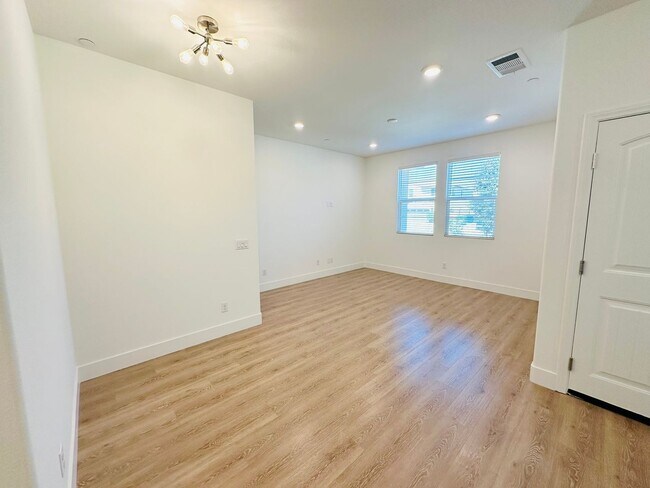 Foto del edificio - 10964 Roble St