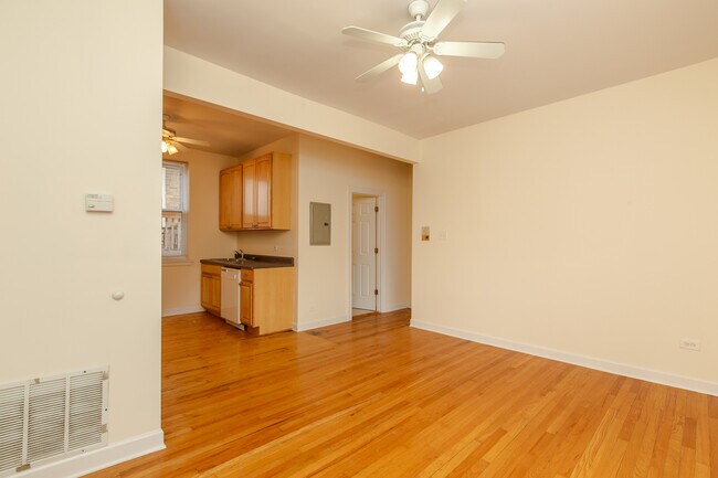 Building Photo - 857 W Cornelia Ave