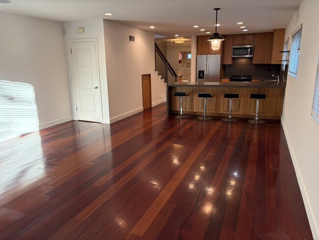 Foto del edificio - 832 N Las Palmas Ave