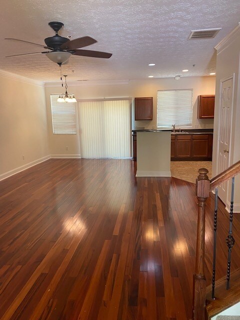 Foto del edificio - Very Nicely Renovated townhome in the Cony...
