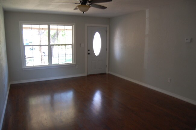 Building Photo - 122 SW 49th St