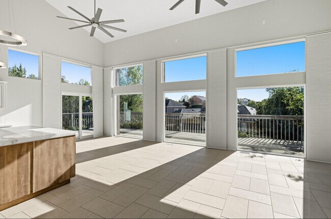 Foto del edificio - 298 S Staci Ct