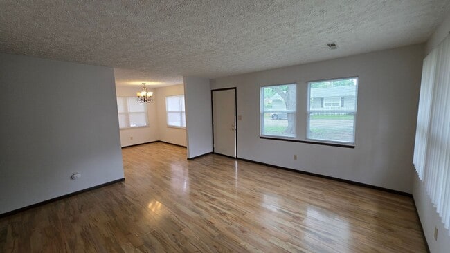 Foto del edificio - 2 bdrm, 1 1/2 bath home with fenced yard