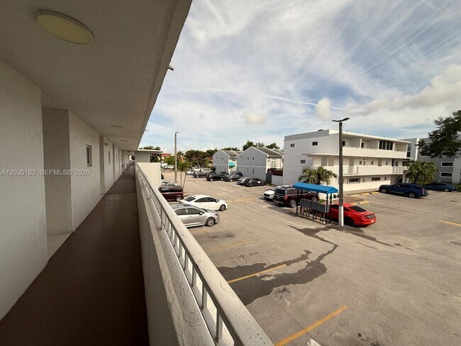 Foto del edificio - 5611 W 25th Ct