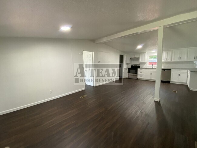 Building Photo - Fully Remodeled 3 Bed 2 Bath on Large lot.