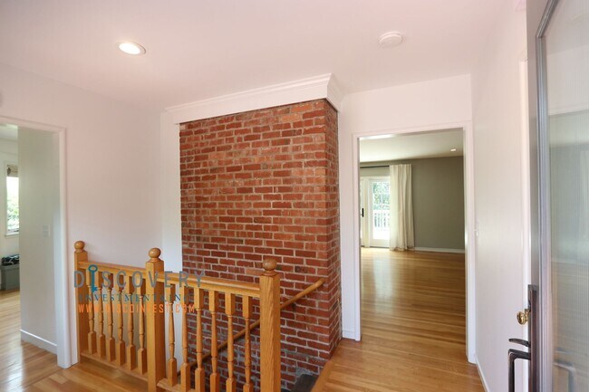 Building Photo - Charming Four-Bedroom Mid-Century Home in ...