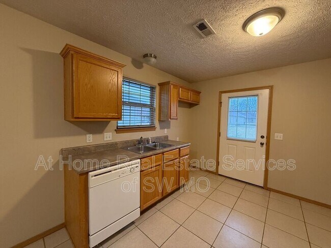 Building Photo - 1171 N Northwood Ave