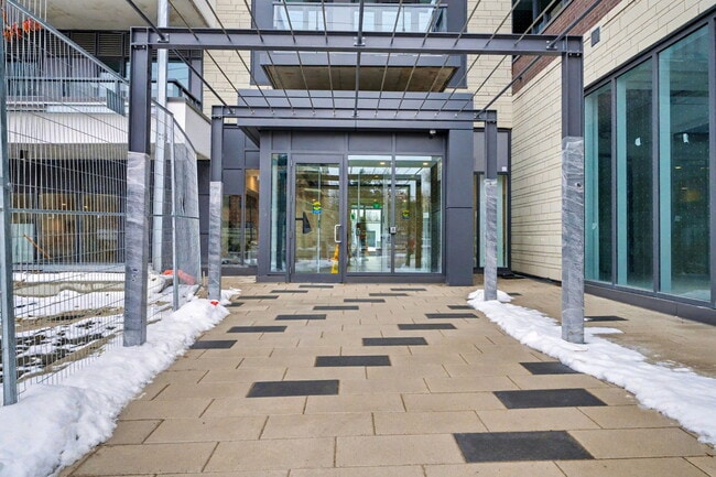 Building Photo - 715-715 Davis Dr