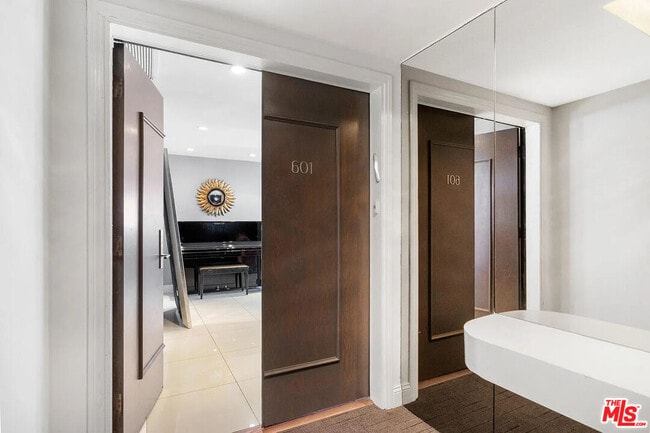 Building Photo - 121 S Palm Dr