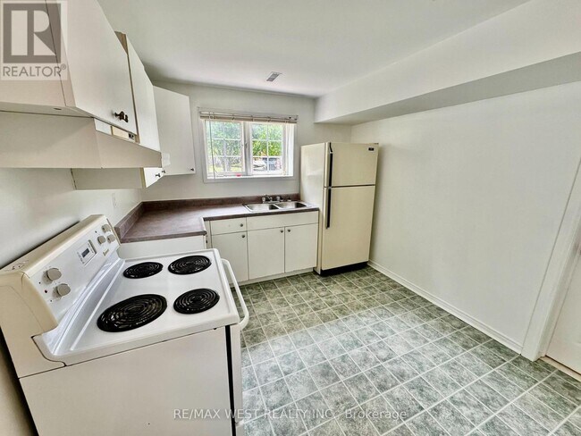 Building Photo - 37 Whitehorn Crescent