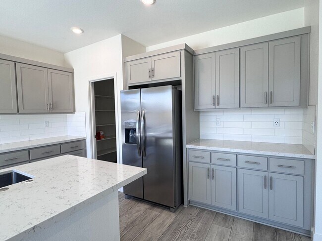 Foto del edificio - Stunning 4 Bedroom 3.5 Bath Home WITH SOLAR in one of Antioch's newest and most desirable neighbo...