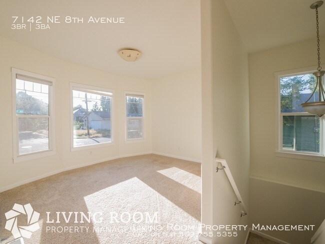 Building Photo - Dekum Cutie with A/C and Private Backyard!