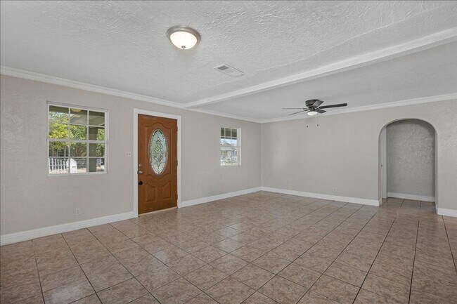 Foto del edificio - Beautiful large home for Rent