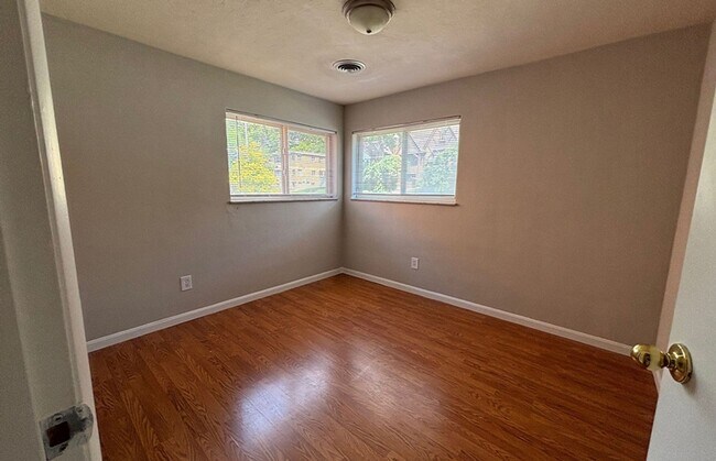 Foto del edificio - 545 Lowell Ave