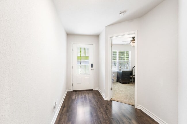 Foto del edificio - 5919 Hindes Stone