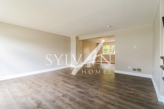 Building Photo - Nice 3BR 1.5BA townhome ready for new resi...