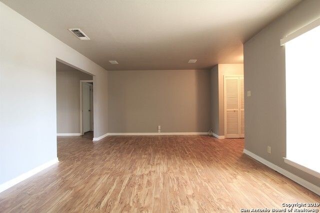 Foto del edificio - 14319 BROOK HOLLOW BLVD