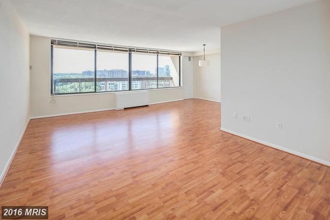 Living area - 3705 S George Mason Dr