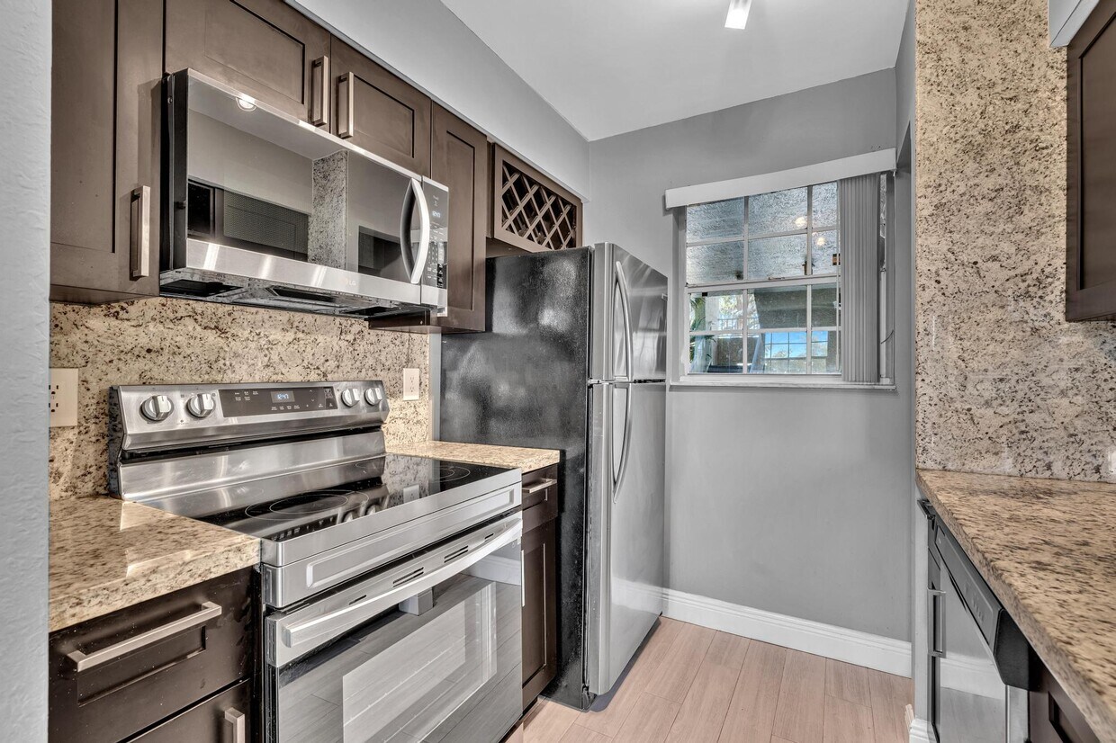 Foto principal - 2850 N Oakland Forest Dr