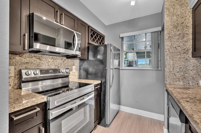 Building Photo - 2850 N Oakland Forest Dr