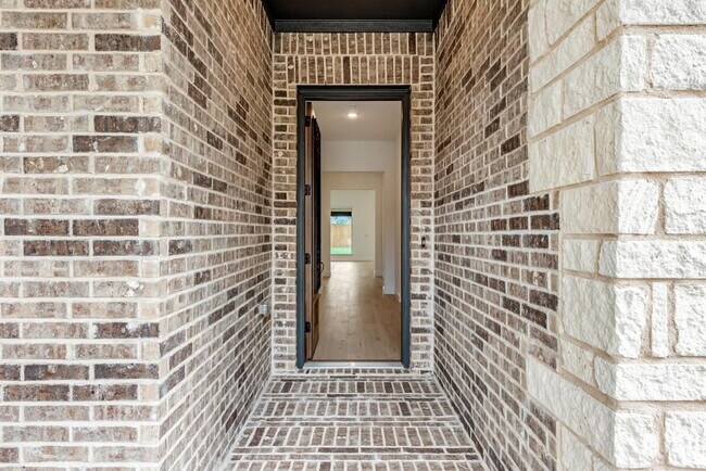 Foto del edificio - Spacious 4-Bedroom Retreat with 3 Full Baths – Your Modern Sanctuary Awaits in Justin, TX!