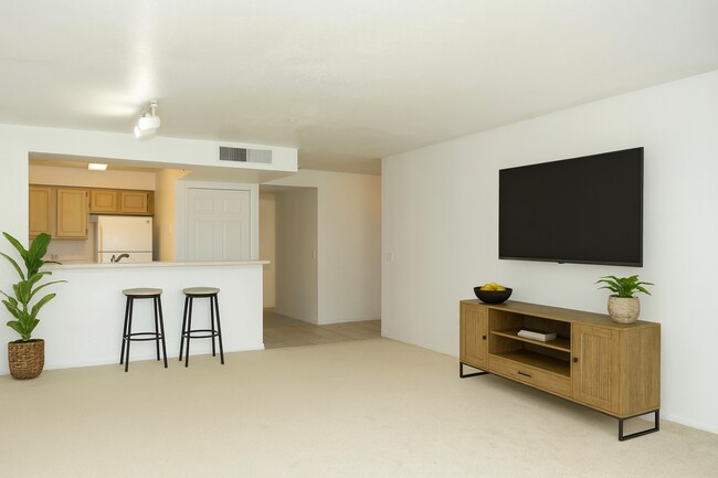 Building Photo - 2-bedroom, 2-bathroom Condo in gated commu...
