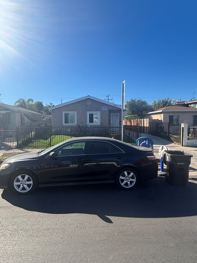 Foto principal - 9123 Baring Cross St