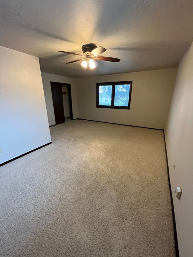 Building Photo - 2 Bedroom Condo- END UNIT!! FINISHED BASEM...