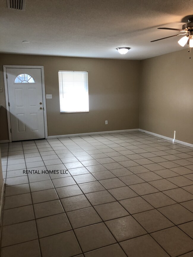 Foto del edificio - Remodeled Two Bedroom One Bath Duplex in Longwood Conveniently Close to Longwood Sun Rail