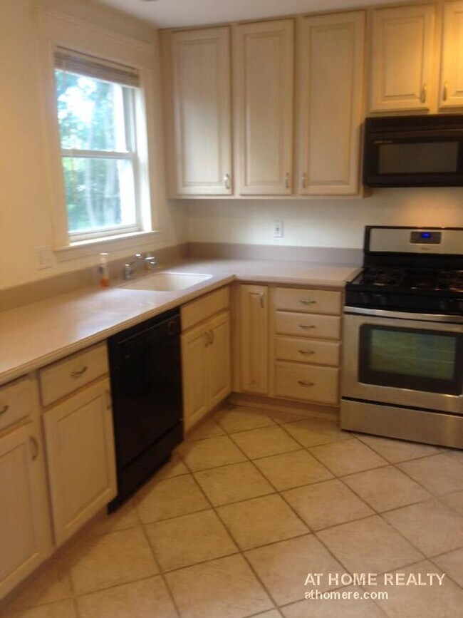 Foto del edificio - Charming Unit with Laundry in Unit and Par...
