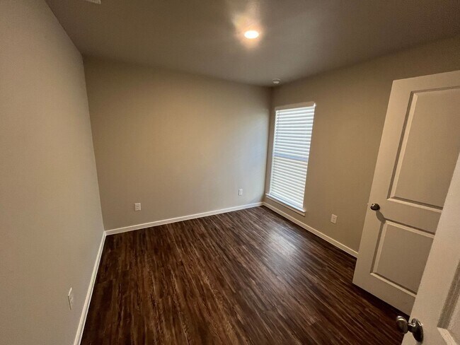 Foto del edificio - Cypress Duplex Available Now!